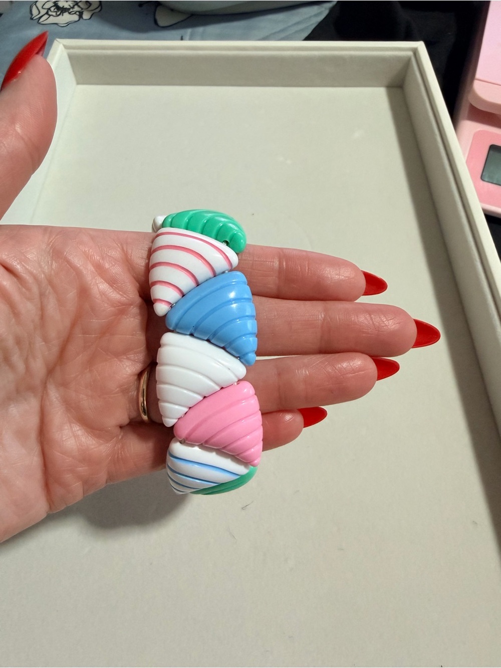 80’s Colorful Shell-Style Resin Stretch Bracelet - Pink, Blue, White, Green